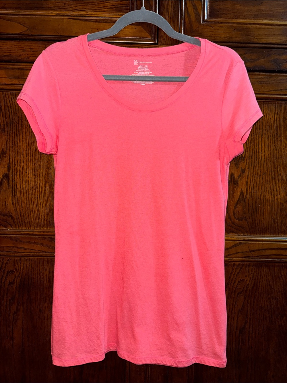 No Boundaries Women's Short Sleeve Scoop Neck Tee - Hot Pink